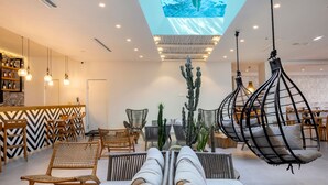 Lobby-lounge