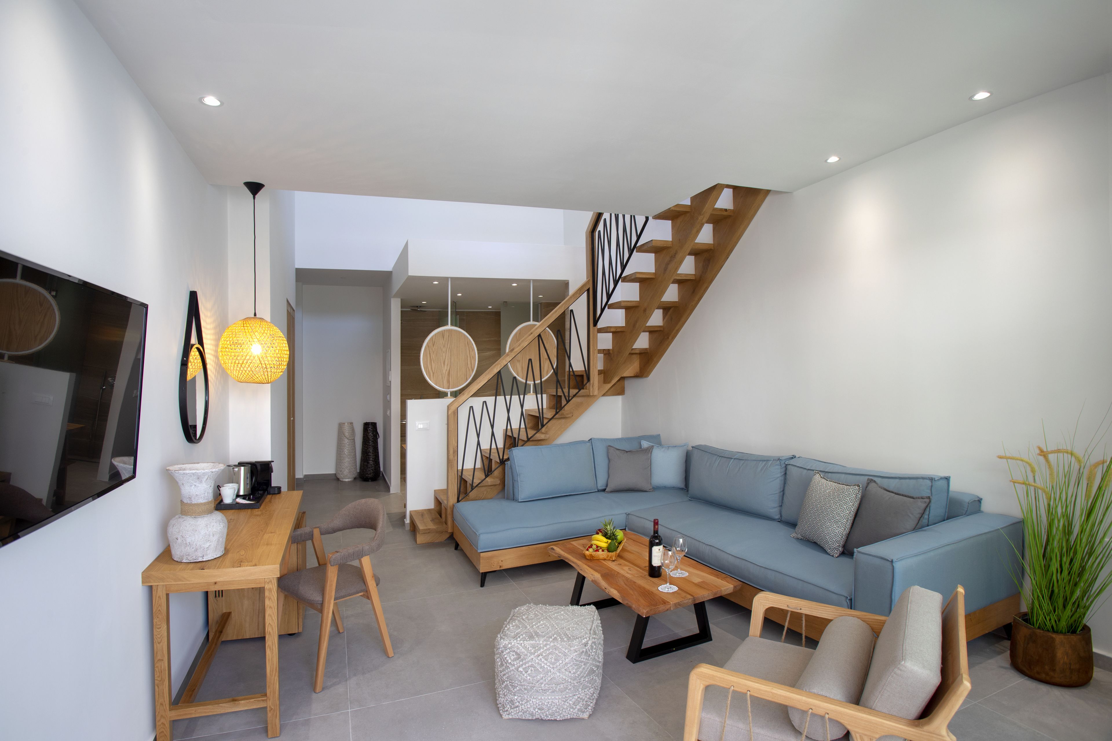 deluxe suite, split level | minibar, in-room safe, blackout curtains, soundproofing