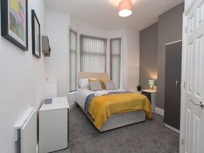 Double Room, Ensuite (Room 4) - Townhouse @166 Ruskin Rd (Crewe)