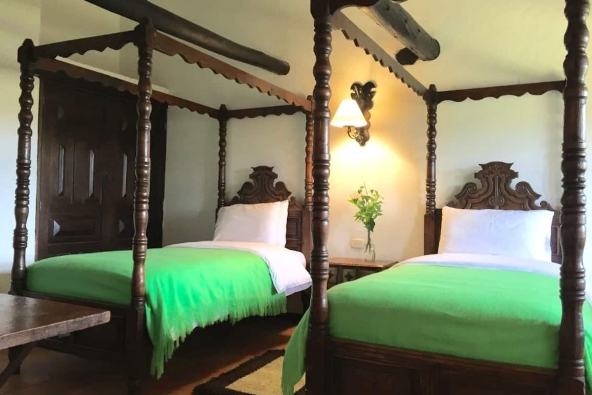 premium bedding, desk, free cots/infant beds, bed sheets