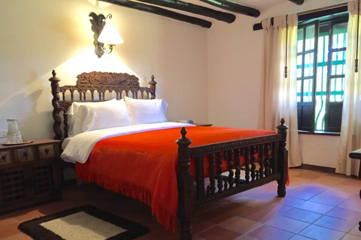 Ropa de cama de alta calidad, escritorio, cunas gratuitas y ropa de cama