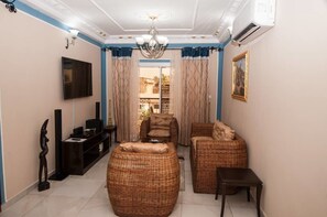 Departamento, 2 habitaciones | Área de sala de estar | Televisión de plasma