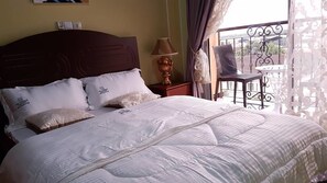 Apartamento, 2 habitaciones | Caja fuerte, escritorio, cortinas opacas y tabla de planchar con plancha