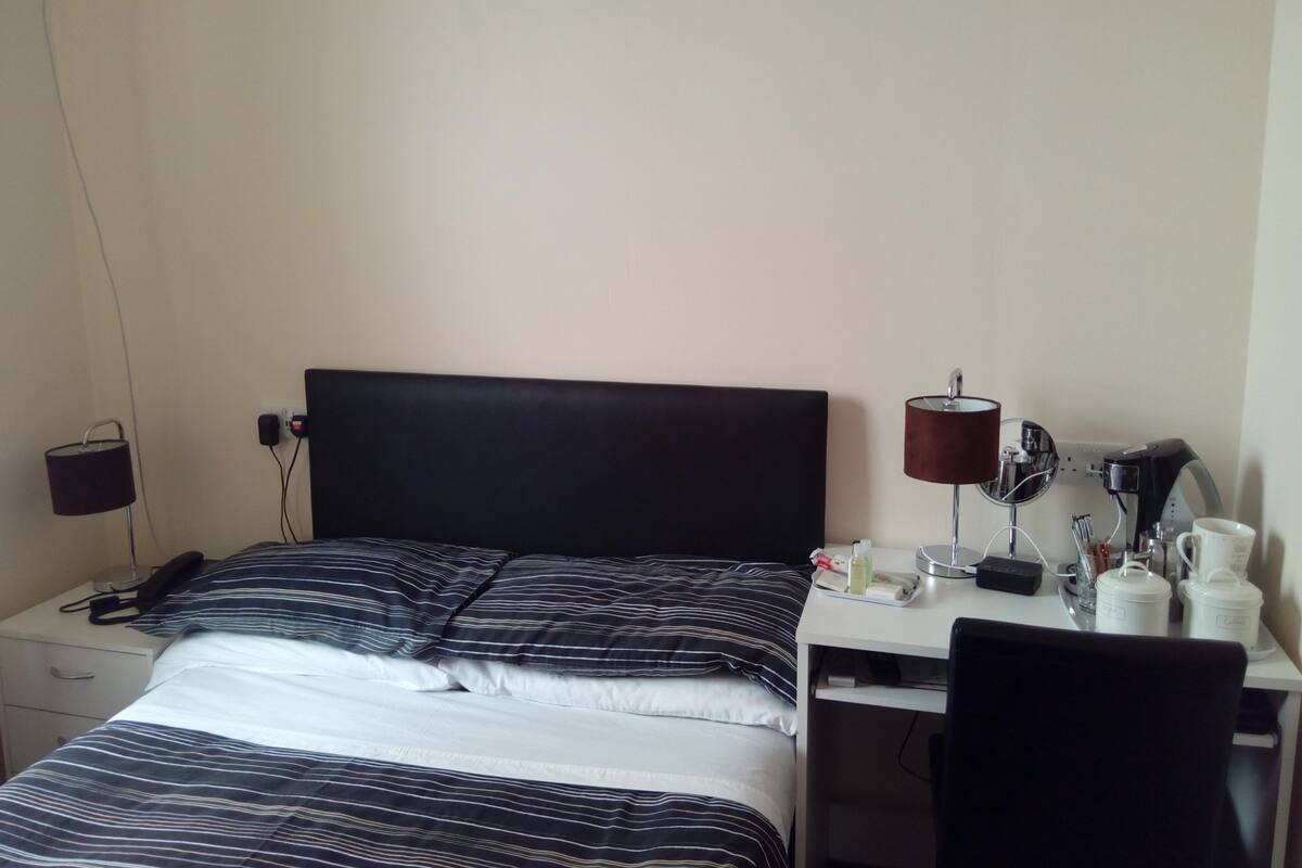 Double Room, Shared Bathroom (Small) | Desk, iron/ironing board, rollaway beds (surcharge), bed sheets