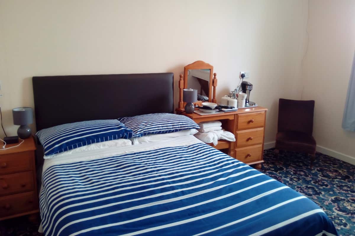 Family Room, Shared Bathroom (2 Adults +1 Child) | Desk, iron/ironing board, rollaway beds, free wired Internet
