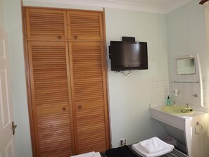 Bañera y ducha independientes y artículos de higiene personal gratuitos