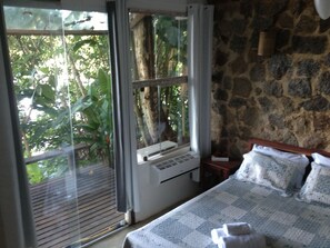 Premium bedding, blackout curtains, iron/ironing board, free WiFi - Cabanas Sabia (Paraty)