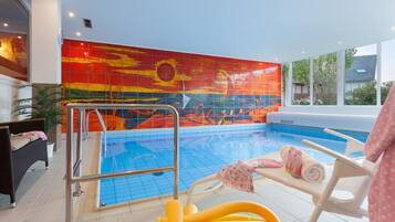 Kolam renang indoor