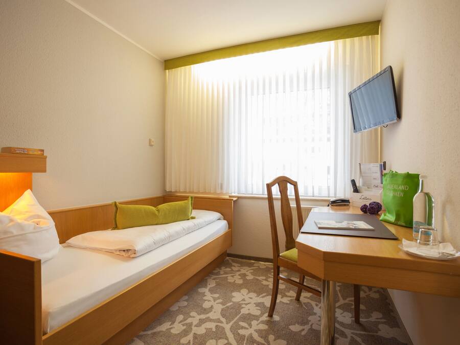 Habitación individual | Cortinas blackout, cunas, wifi gratis y ropa de cama