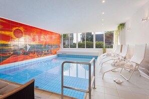 Una piscina cubierta