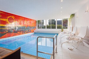 Una piscina cubierta