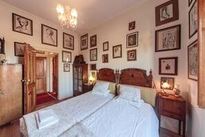 Family Suite | In-room safe, desk, iron/ironing board, free cribs/infant beds