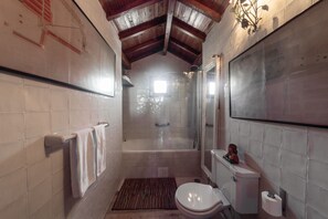 Suite (Pena) | Bathroom | Free toiletries, towels - Shepinetree - Pinheira House (Sintra)