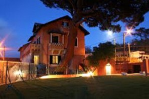 Front of property – evening/night - Shepinetree - Pinheira House (Sintra)