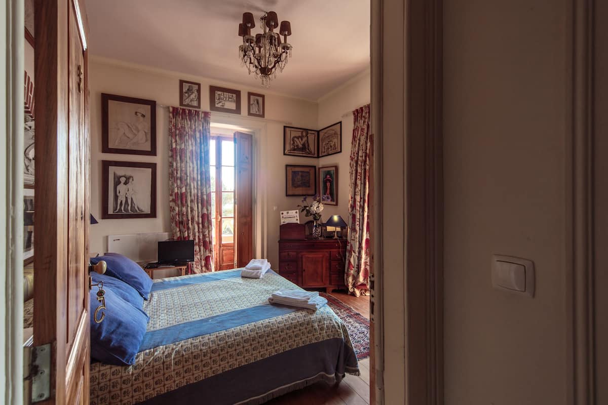 Kamer (Terrace) | Een kluis op de kamer, een bureau, een strijkplank/strijkijzer