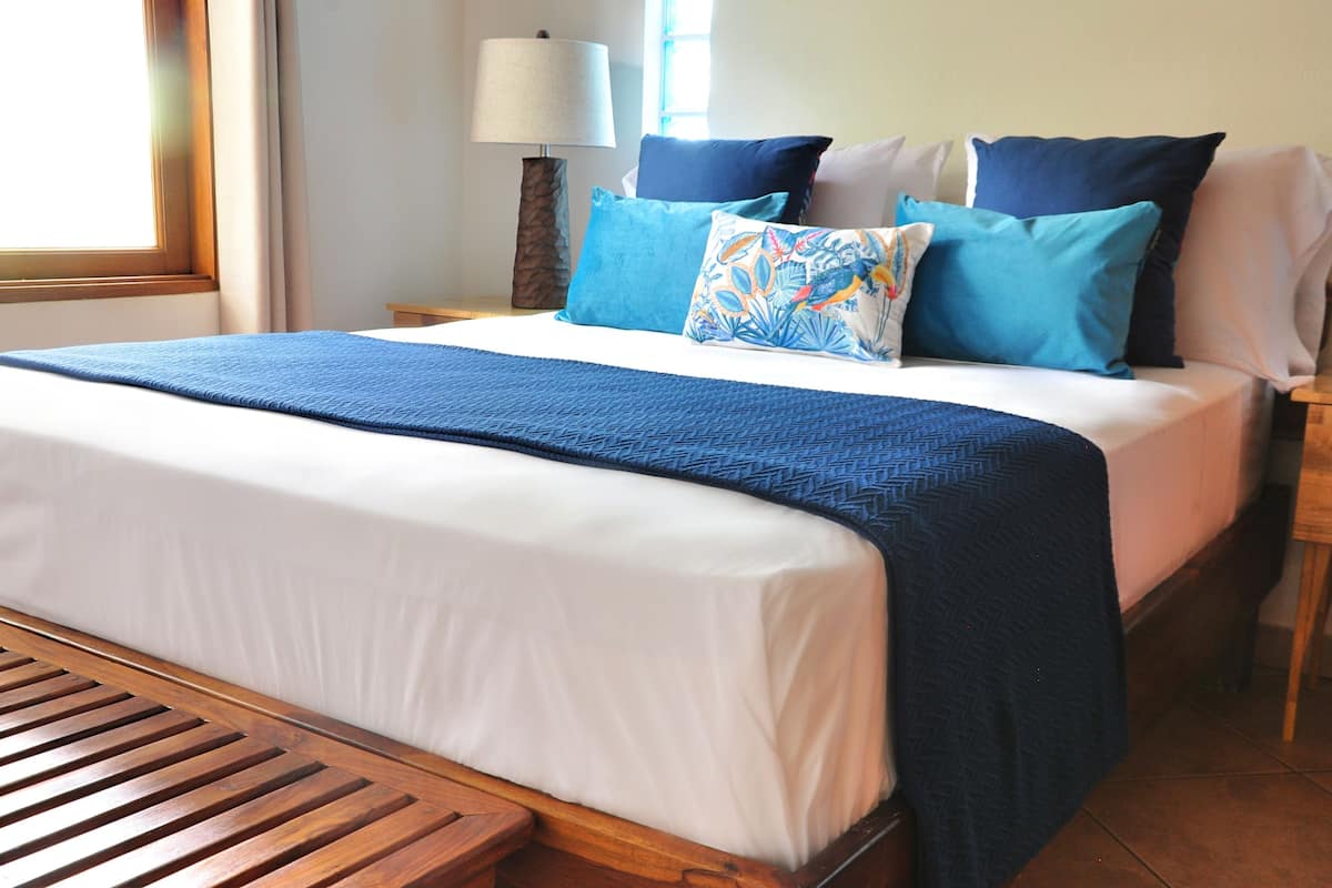 Biệt thự Deluxe, 2 phòng ngủ, sân hiên, cạnh bãi biển | Bộ đồ giường cao cấp, nệm có lớp đệm bông, két bảo mật tại phòng