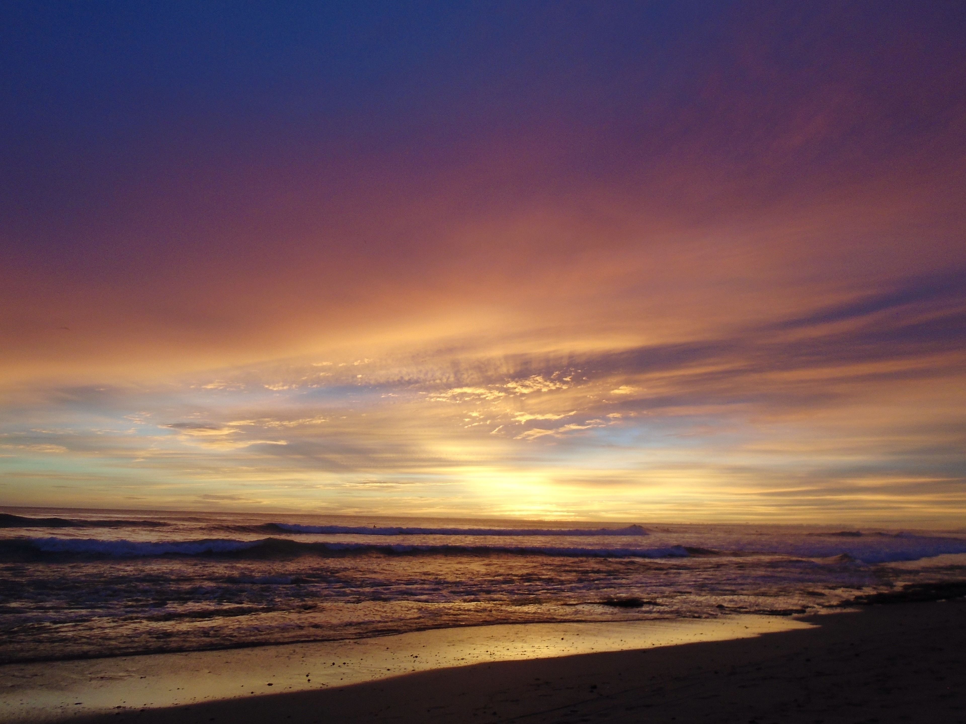 In Strandnähe, weißer Sandstrand, Sonnenschirme, Strandtücher