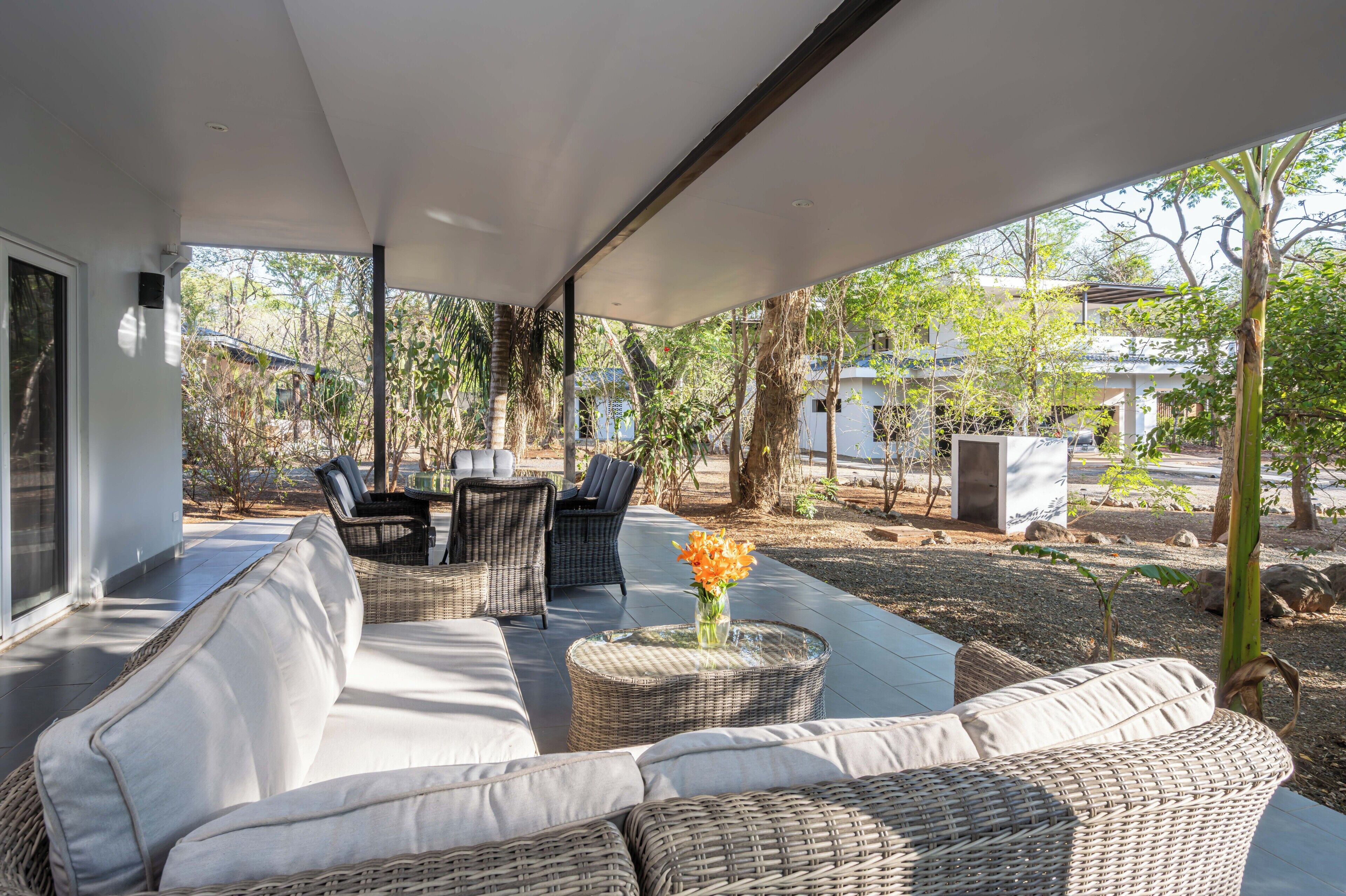 Deluxe-Apartment, 1 King-Bett und Schlafsofa, Poolblick | Terrasse/Patio