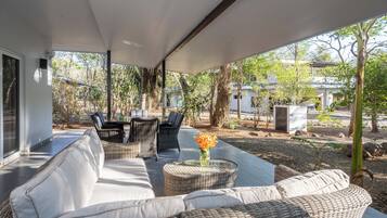 Appartement Deluxe, 1 très grand lit et 1 canapé-lit, vue piscine | Terrasse/Patio
