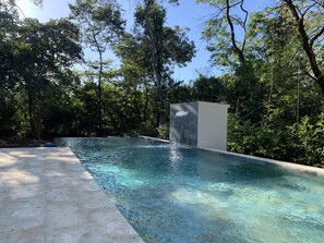 室外游泳池，提供日光浴躺椅