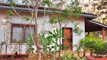 Vista frontal de la propiedad