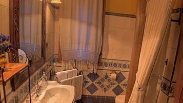 Ducha y bañera combinadas, secador de pelo y toallas