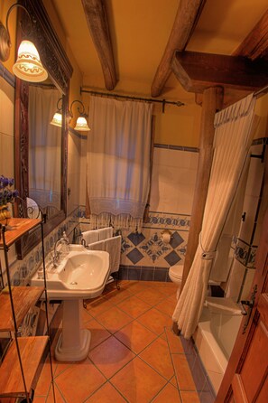Kombinasi shower/bathtub, pengering rambut,  dan handuk