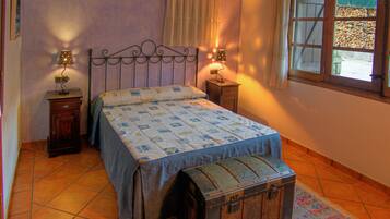 1 dormitorio, ropa de cama de alta calidad, escritorio