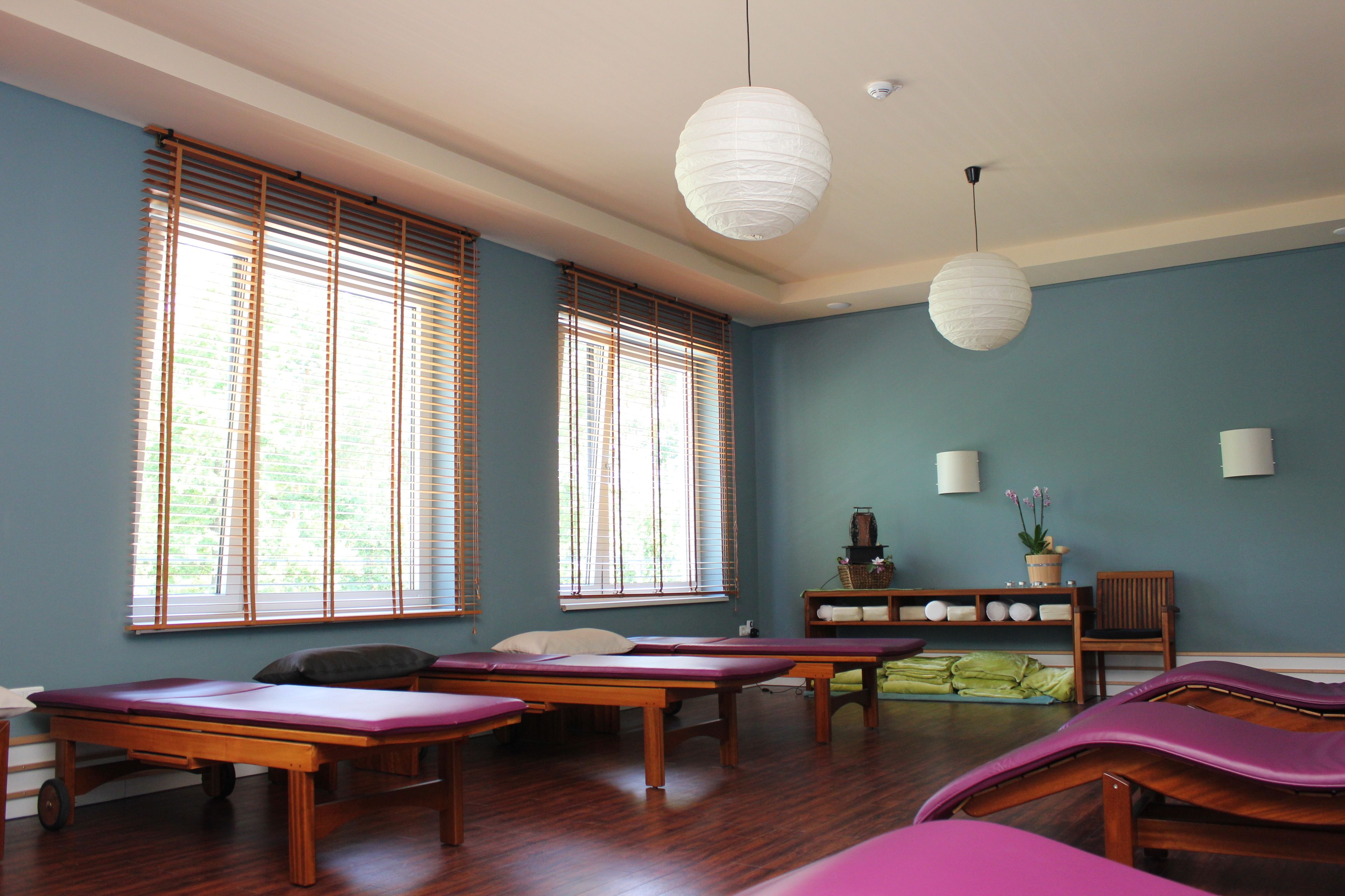 Aromatherapy, hot stone massages, sports massages, 3 treatment rooms