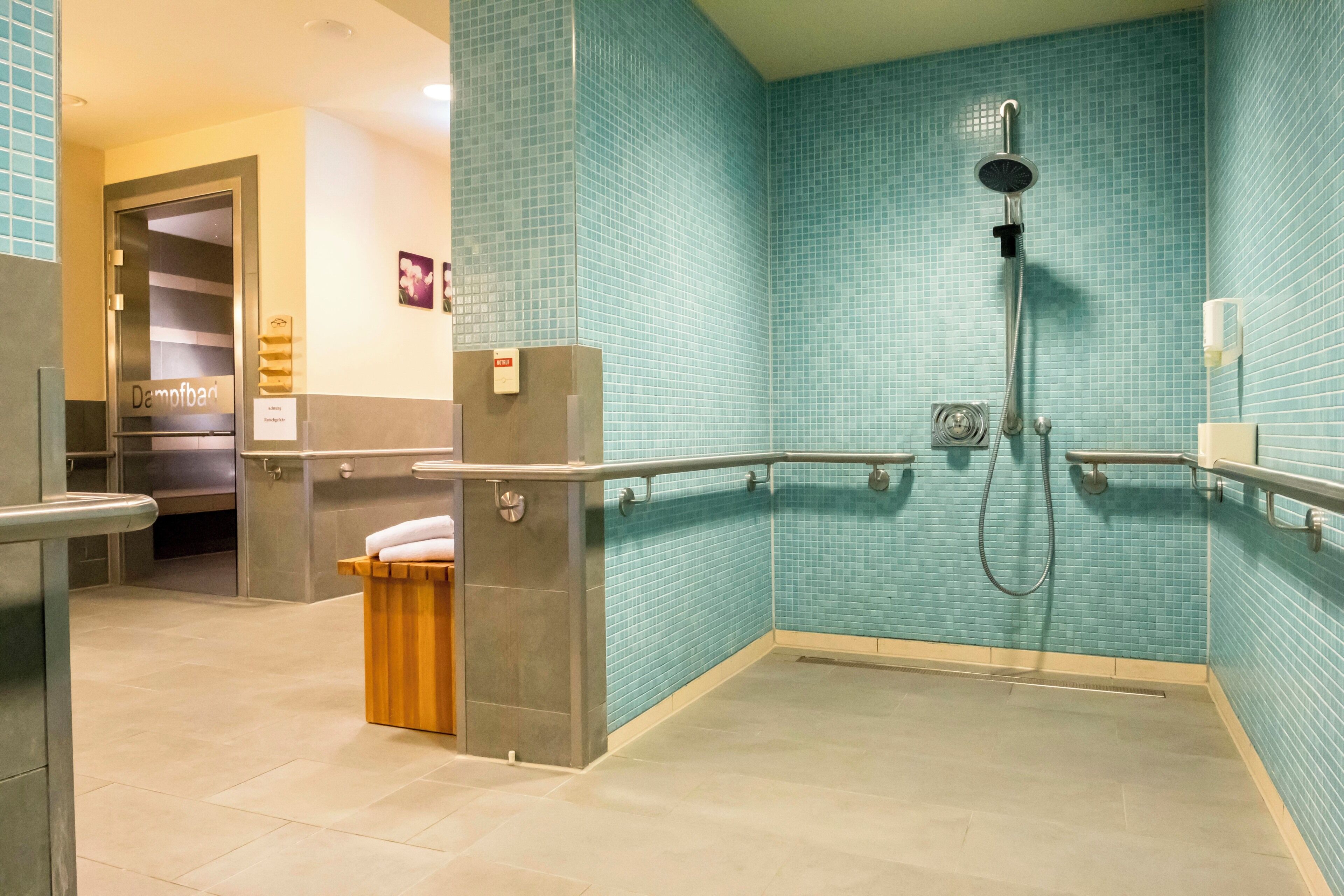 Ein Badezimmer mit Dusche, Toilette und Waschbecken.