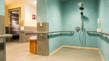 Ein Badezimmer mit Dusche, Toilette und Waschbecken.