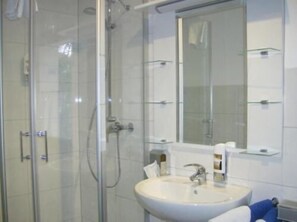 Kostenlose Toilettenartikel, Haartrockner, Handtücher