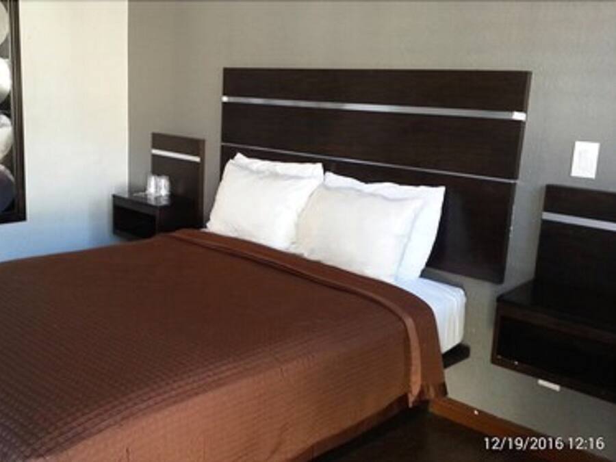 Basic Single Room, 1 Queen Bed, Non Smoking | Free WiFi