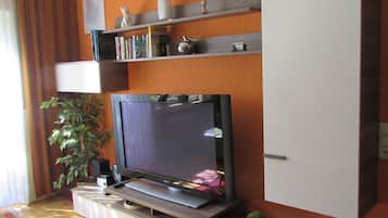 Comfort Studio, Non Smoking, Terrace | Ruang tamu | 81 cm televisyen skrin rata dengan satelit, TV