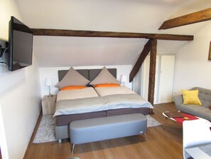 Studio tiện nghi đơn giản, không hút thuốc, hiên | Bộ đồ giường cao cấp, chăn bông, bàn 