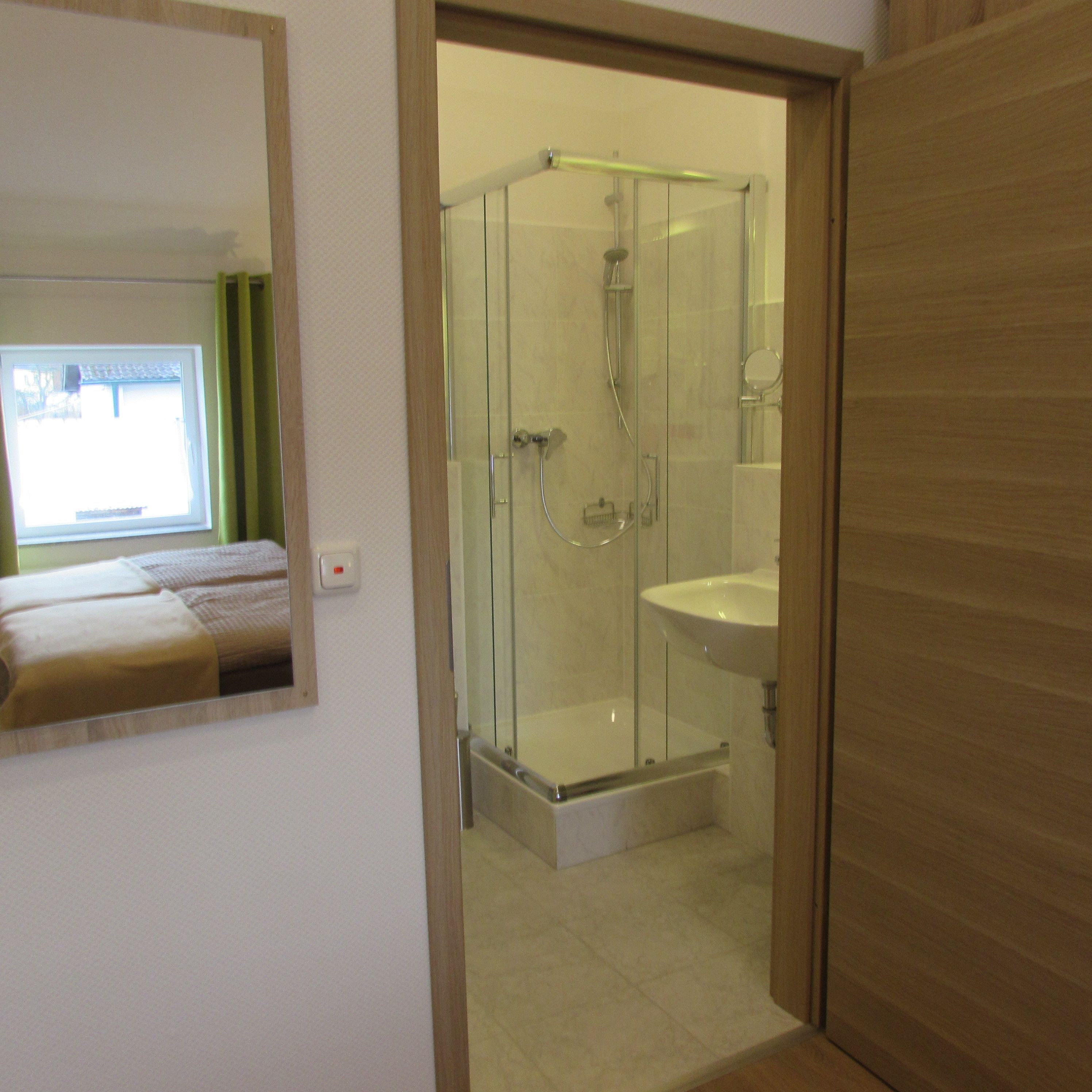 Comfort-Doppelzimmer zur Einzelnutzung, 1 King-Bett, Kühlschrank und Mikrowelle | Badezimmer | Haartrockner, Handtücher