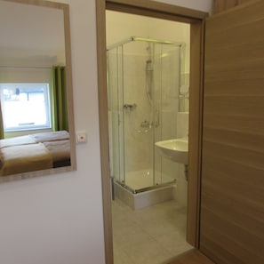 Comfort-Doppelzimmer zur Einzelnutzung, 1 King-Bett, Kühlschrank und Mikrowelle | Badezimmer