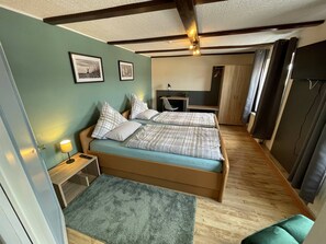 Apartamento família, 2 quartos, para não fumantes, geladeira e micro-ondas | Roupas de cama premium, edredons de pluma, escrivaninha