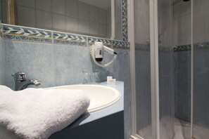 Comfort Double Room | Bathroom | Shower, free toiletries, towels