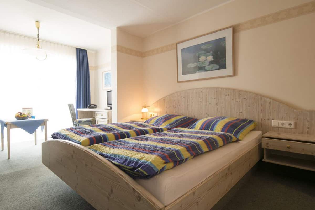 Habitación doble Confort | Ropa de cama de alta calidad y caja de seguridad en la habitación