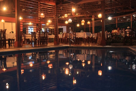 Una piscina al aire libre