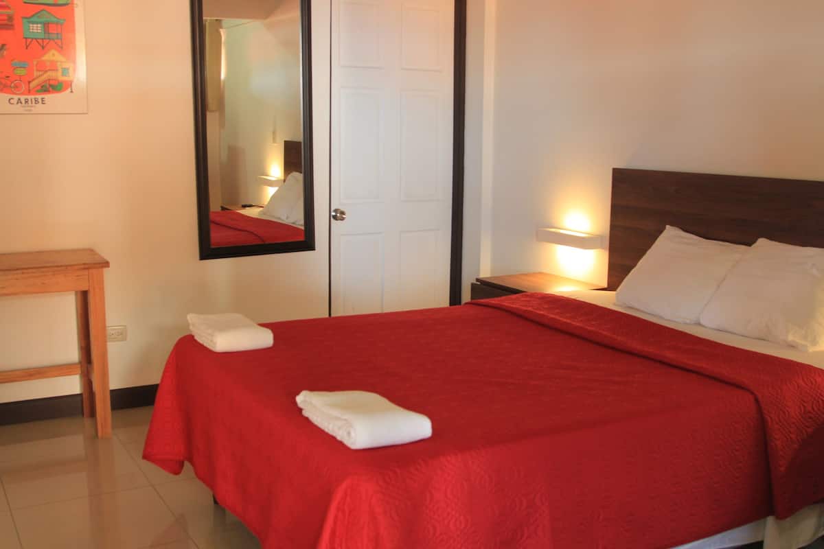 1 bedroom, pillow-top beds, desk, free wifi