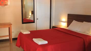 Pillowtop beds, desk, free WiFi, bed sheets