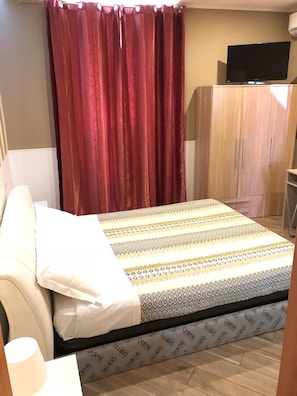 Classic Triple Room | In-room safe, desk, iron/ironing board, free WiFi