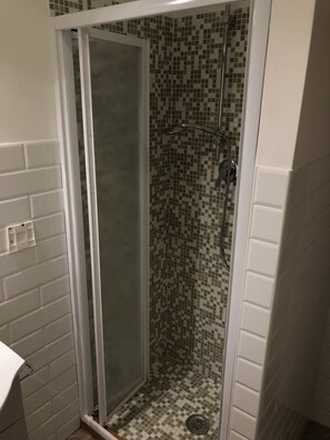 Basic Double Room | Bathroom shower - Rent Rooms Colosseum (Rome)