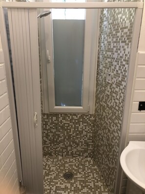 Classic Double Room | Bathroom shower - Rent Rooms Colosseum (Rome)