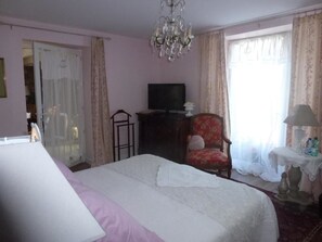 Double Room | Individually decorated, individually furnished, desk, blackout curtains
