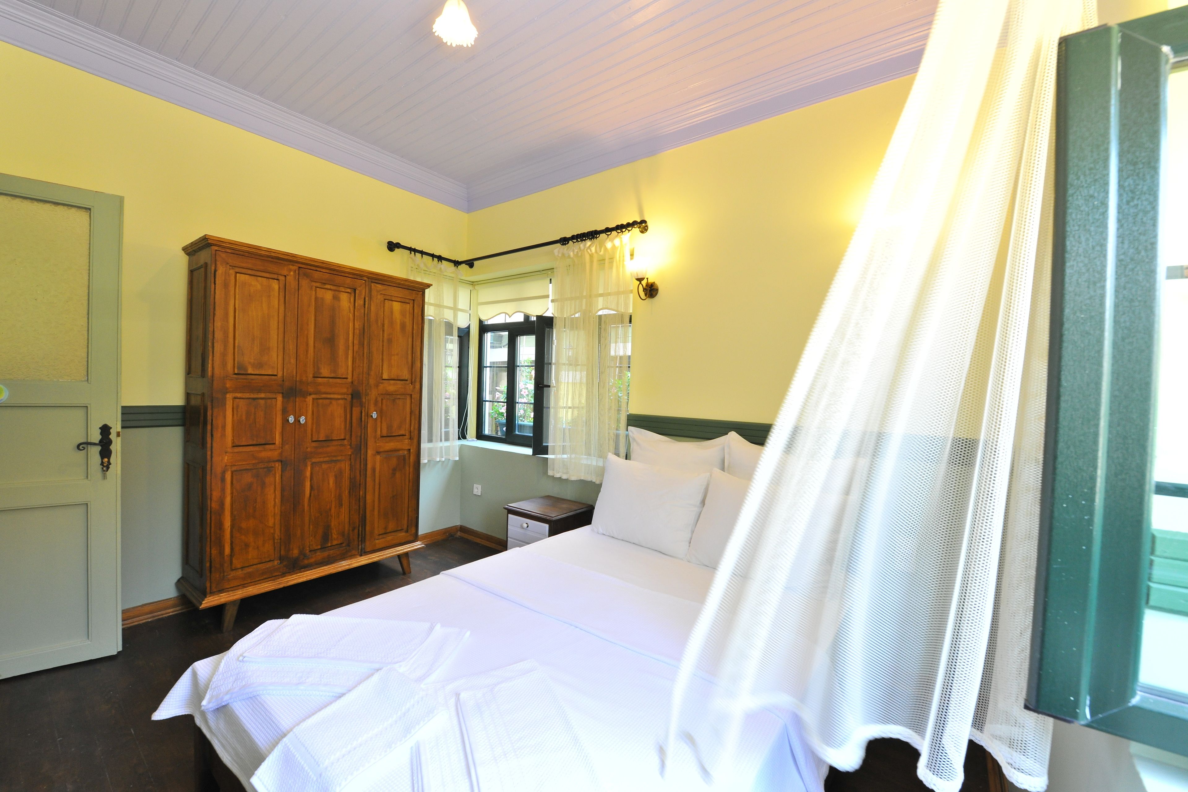 standard double room, 1 double bed | in-room safe, blackout curtains, free wifi, bed sheets