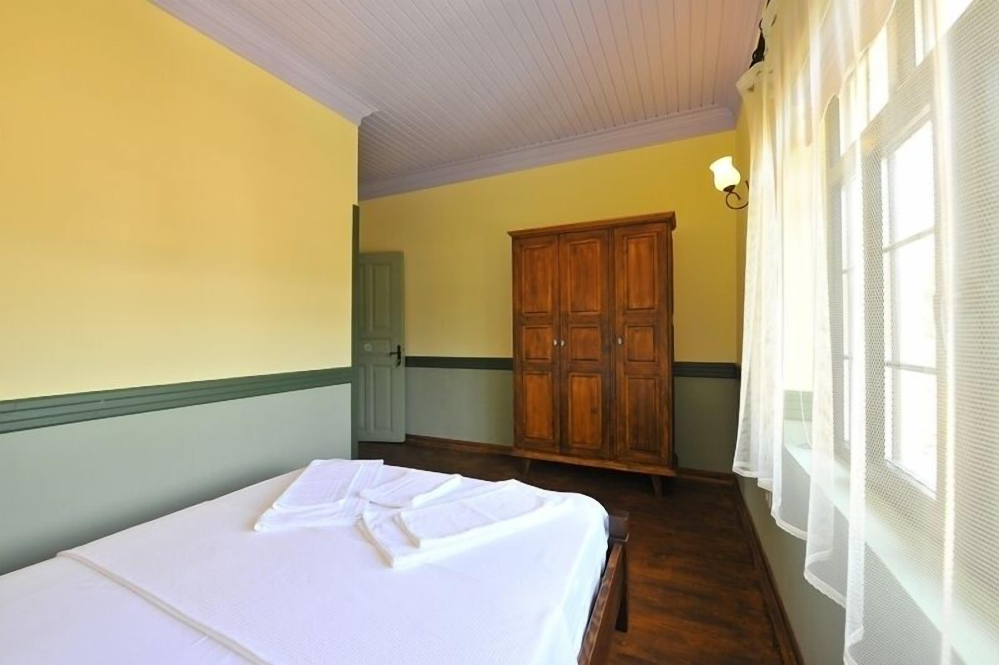 superior double room, 1 double bed | in-room safe, blackout curtains, free wifi, bed sheets