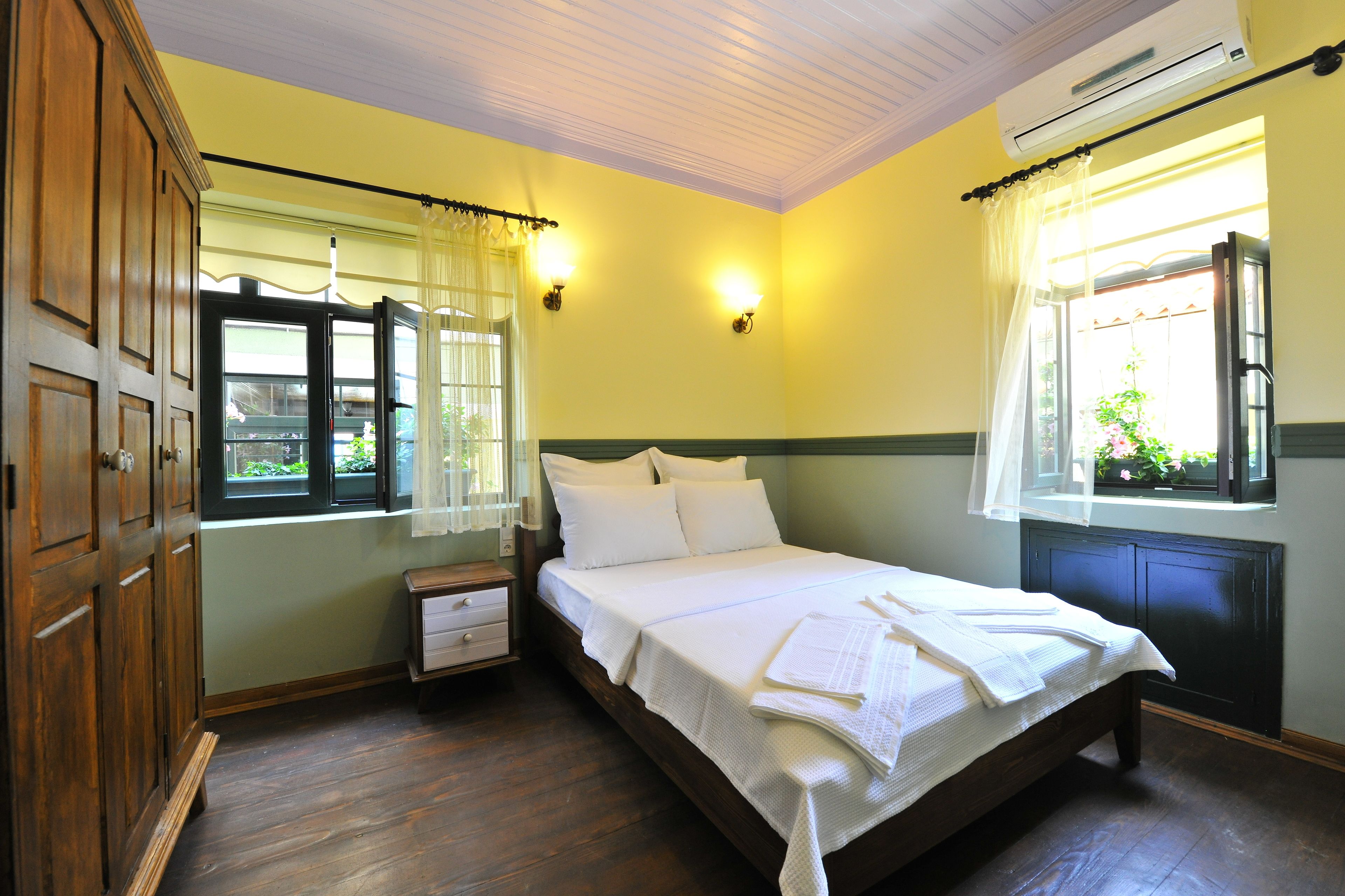 standard double room, 1 double bed | in-room safe, blackout curtains, free wifi, bed sheets